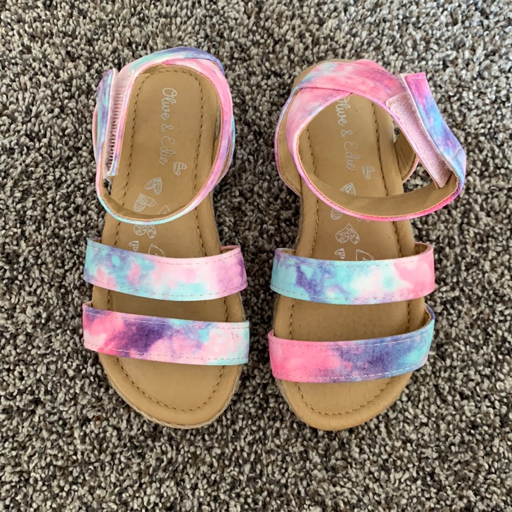 Girls tie dye sandals.
